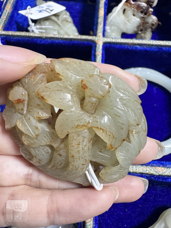 明 沁玉镂雕凌霄花带饰 - 图4